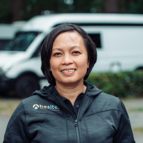 Sri Masiang Content Creator besite camping