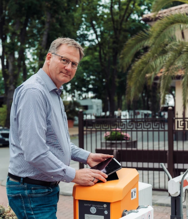 besite camping Mitarbeiter Carl konfiguriert Schrankenanlage auf einem Campingplatz